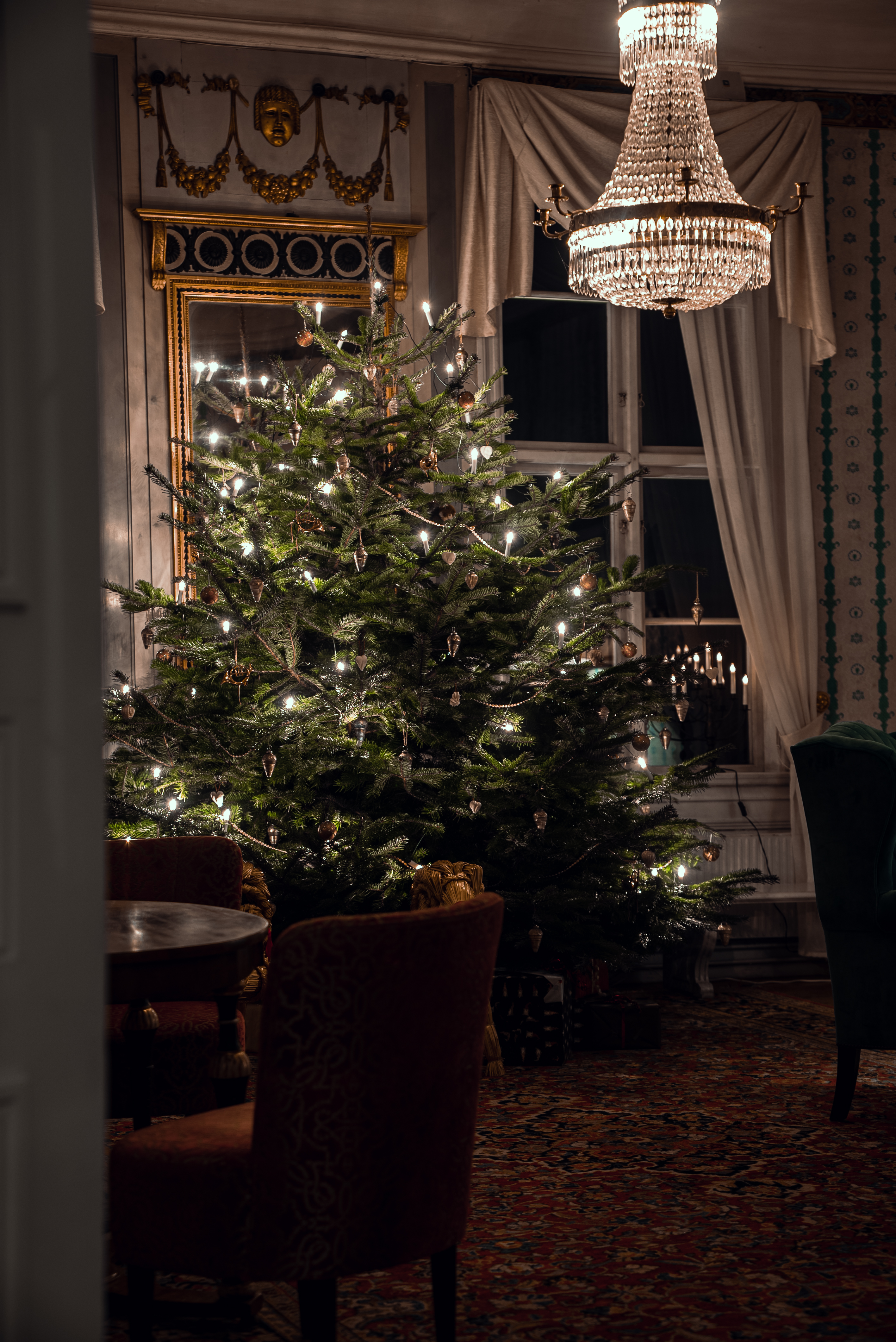 Vacker julgran i en av herrgårdens salonger