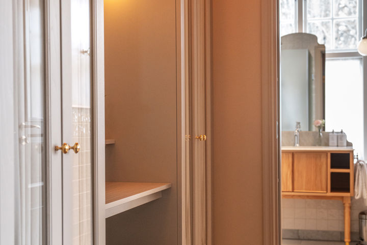 Hotellrum med vackra snickeridetaljer