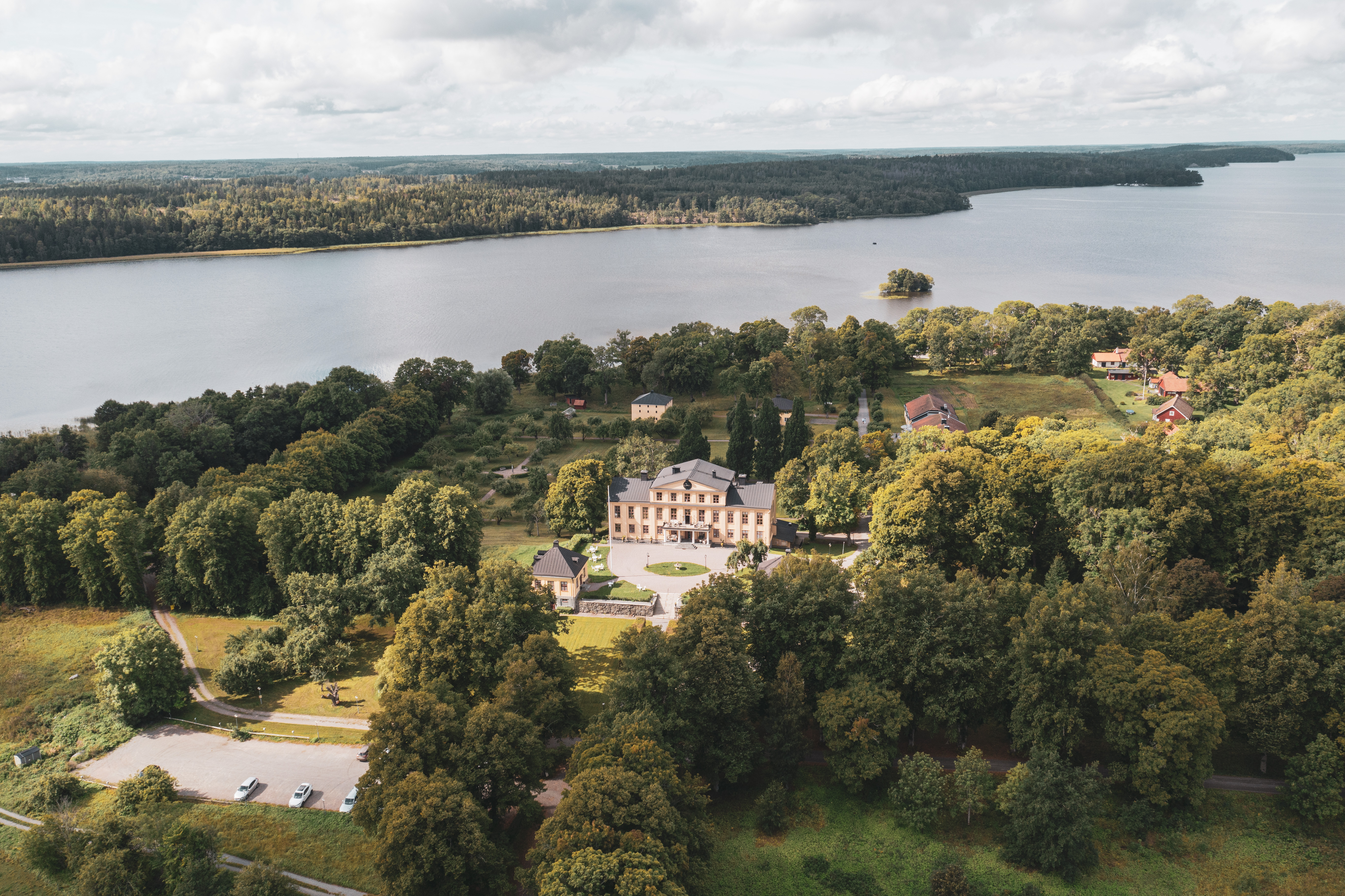 Herrgården är omgiven av grönskande miljöer och närhet till Mälaren