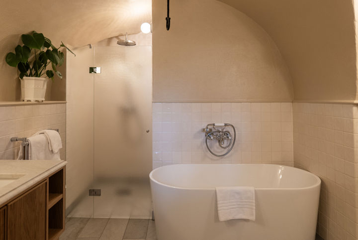 Vackert hotellbadrum med badkar