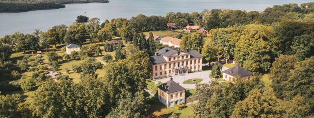 Vacker herrgård i grönskande miljö