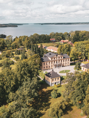 Vacker herrgård i grönskande miljö