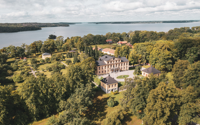 Vacker herrgård i grönskande miljö