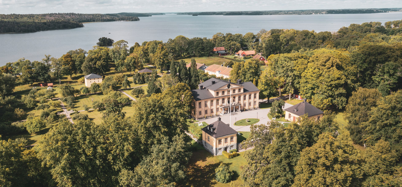 Vacker herrgård i grönskande miljö