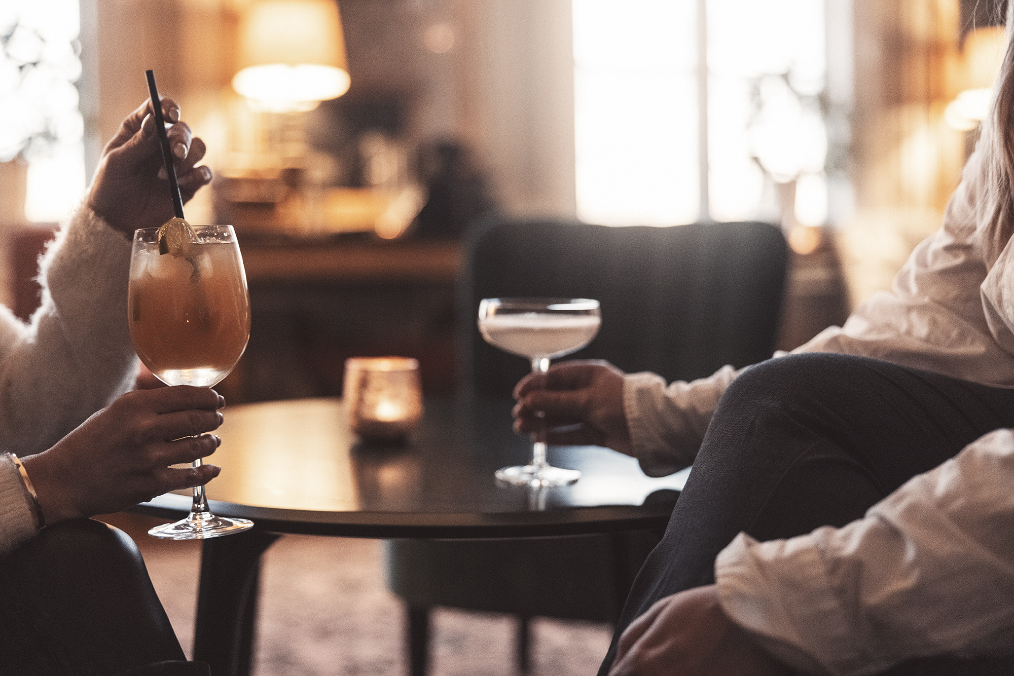 Drinkar i en av herrgårdens salonger