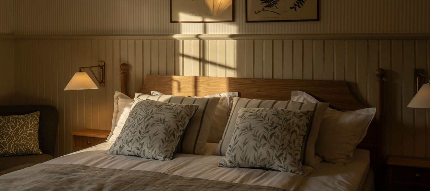 Vackert hotellrum med harmoniska färger