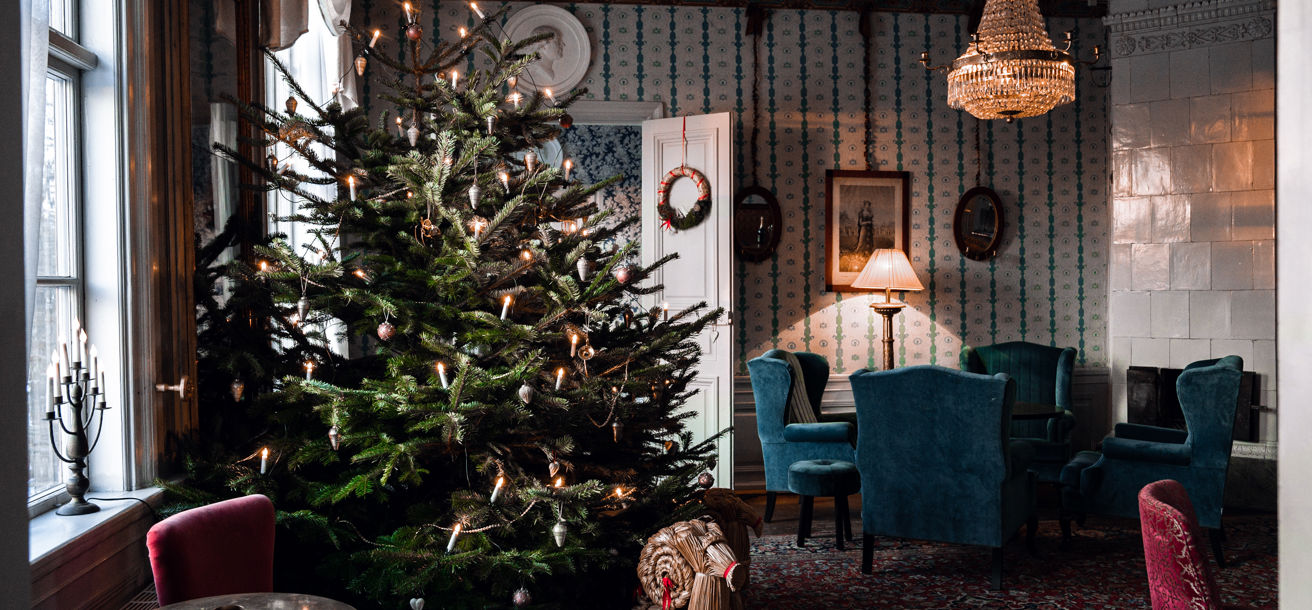 Julgran i herrgårdens salong