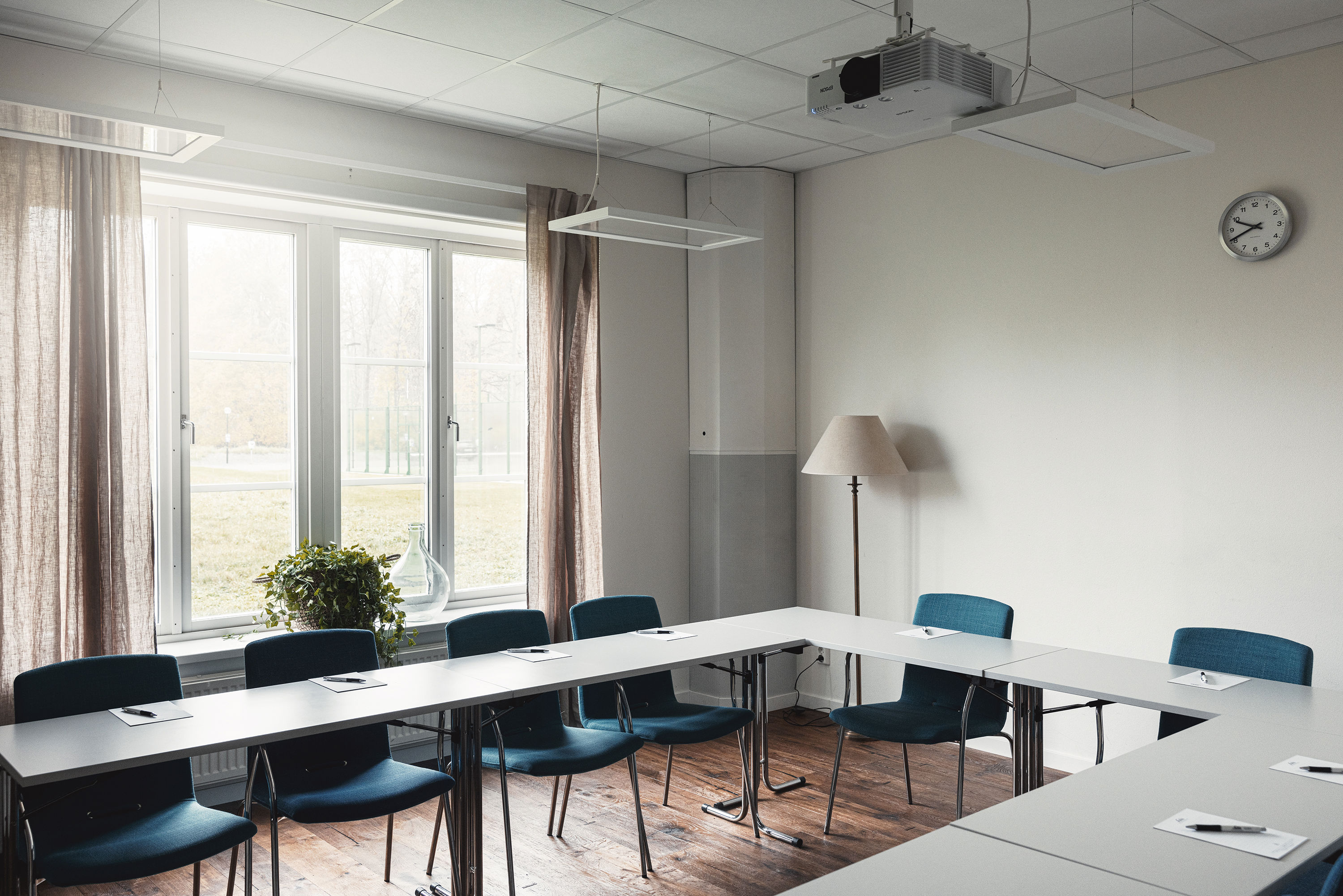 Konferensrum med bord i U-sittning