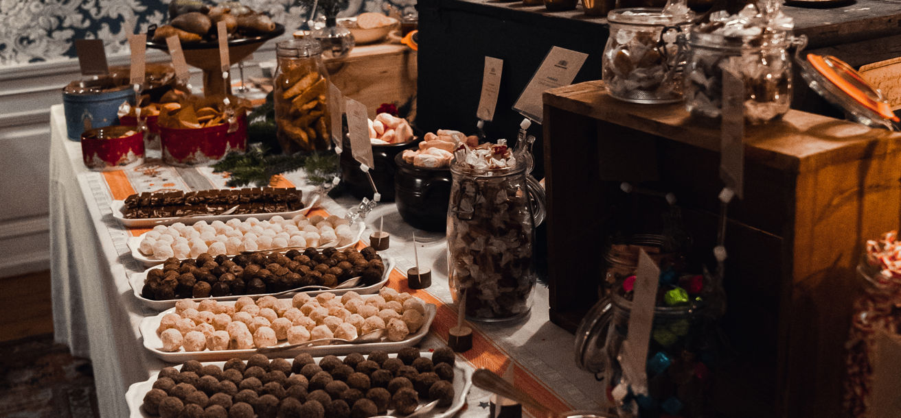 Julbord med stort dessertbord