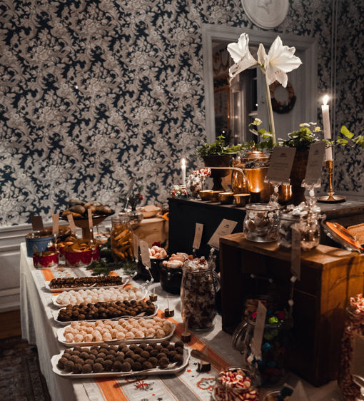 Julbord med stort dessertbord