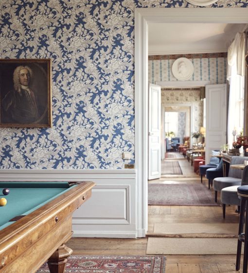 Vacker salong med biljardbord på herrgård