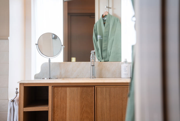 Rymligt badrum med stor spegel