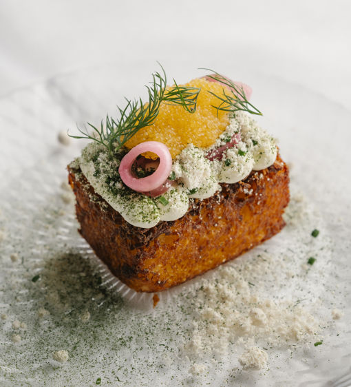 Vacker förrätt med löjrom