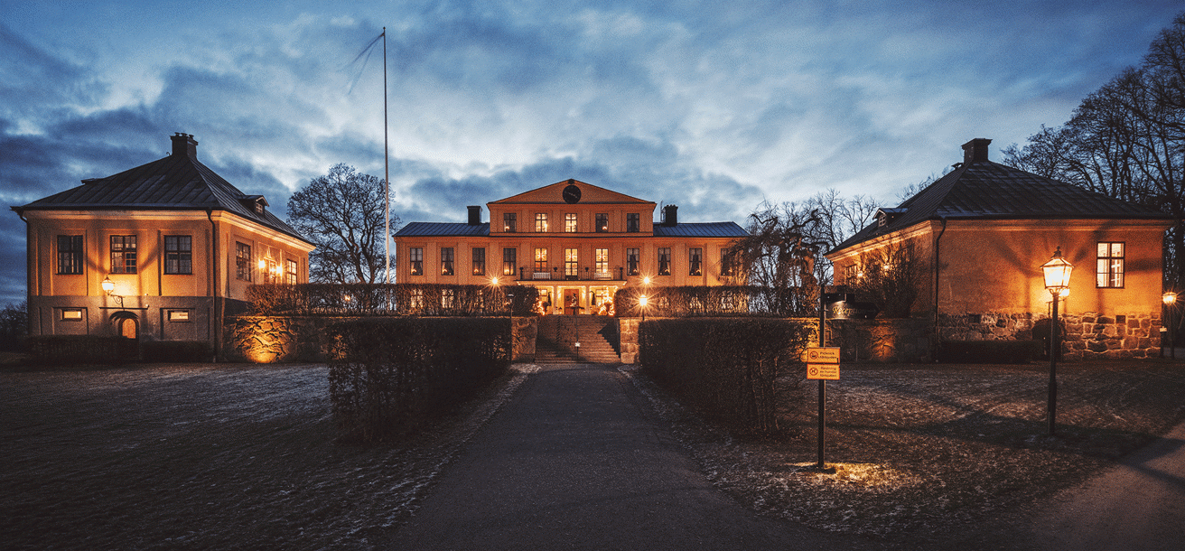 Herrgården upplyst vacker en höstkväll