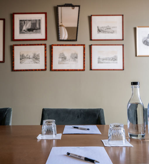 Vackert konferensrum med tavlor 