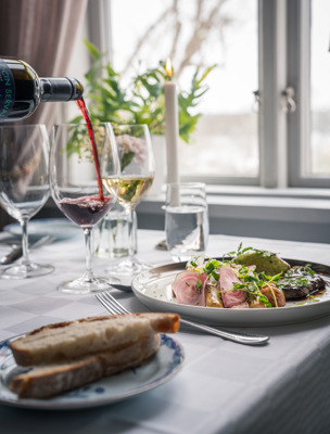 god mat serverad med vin