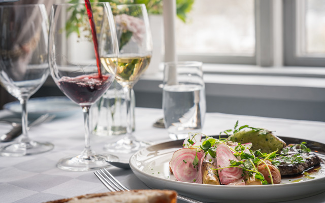 god mat serverad med vin