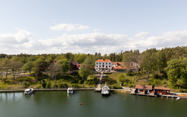 Båthamn och brygga finns intill Smådalarö Gård Hotell & Spa
