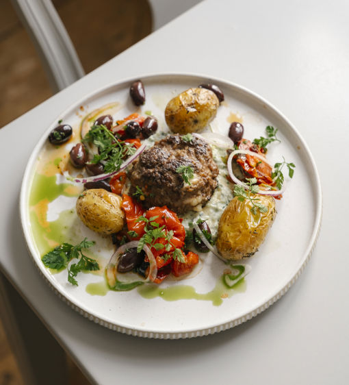 Lunch med köttfärsbiffar och potatis