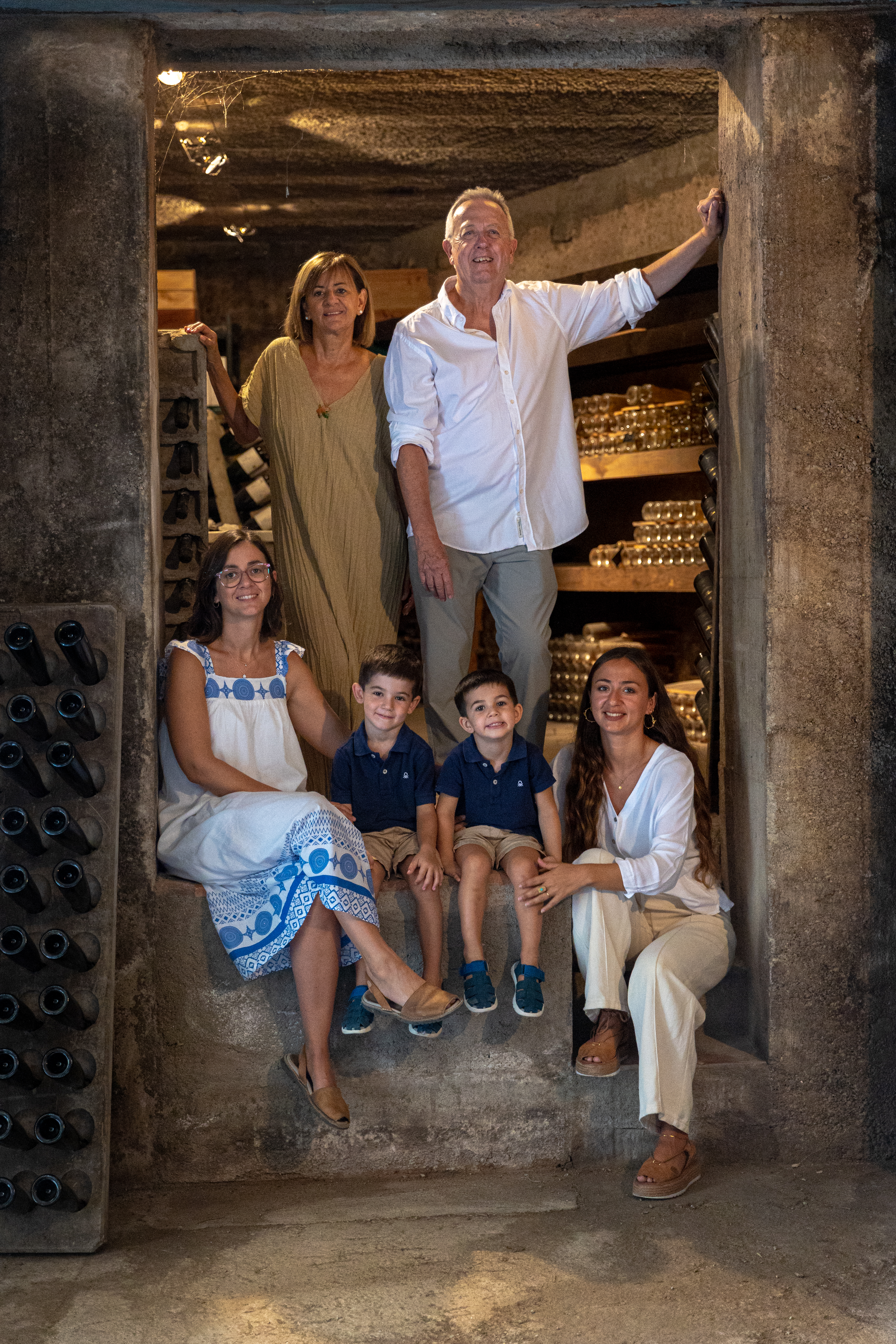 Familjen som driver vingården Alta Alella, står vid en vinkällare