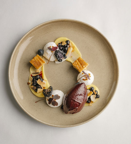 Desserttallrik med smaker av blåbär och kokos