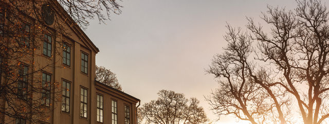 Fasaden av herrgården på hösten