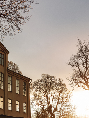 Fasaden av herrgården på hösten