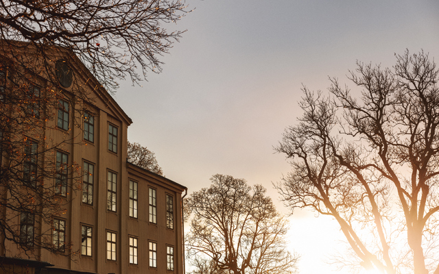 Fasaden av herrgården på hösten