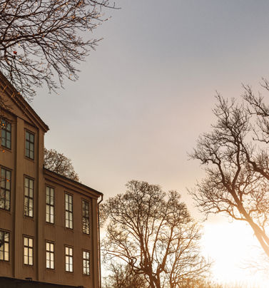 Fasaden av herrgården på hösten