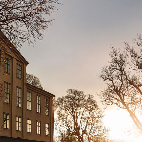 Fasaden av herrgården på hösten