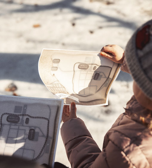 Barn går skattjakt med ritad karta