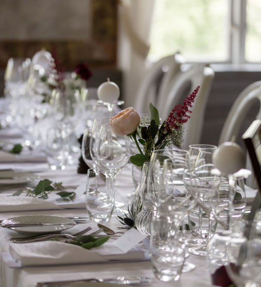 Uppdukat bord för bröllopsmiddag