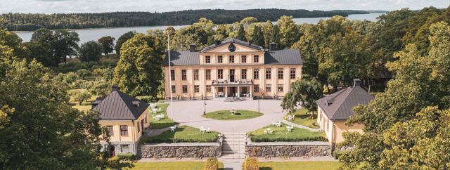 Herrgård med grönskande omgivningar 