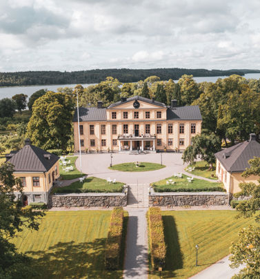 Herrgård med grönskande omgivningar 