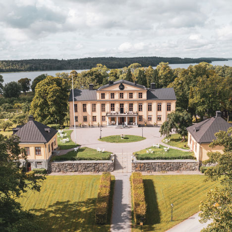 Herrgård med grönskande omgivningar 