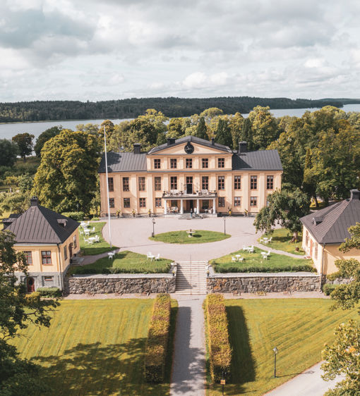 Herrgård med grönskande omgivningar