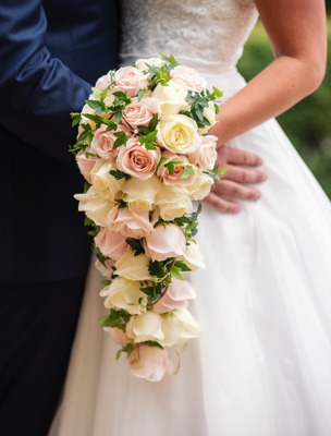 Vacker brudbukett i ljusa toner