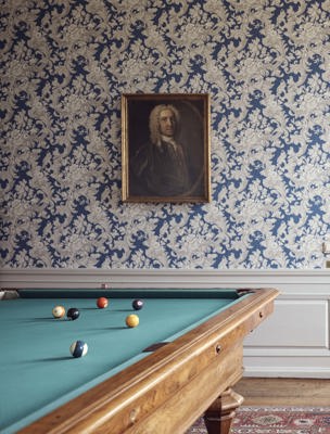 Vacker salong med biljardbord på herrgård