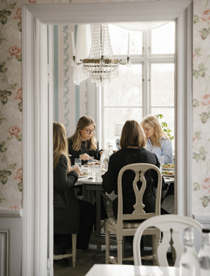 En grupp äter lunch i en av matsalarna