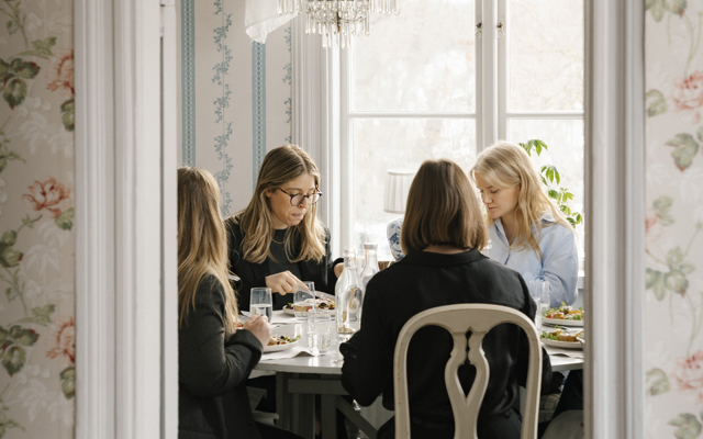 En grupp äter lunch i en av matsalarna