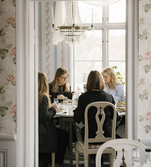 En grupp äter lunch i en av matsalarna