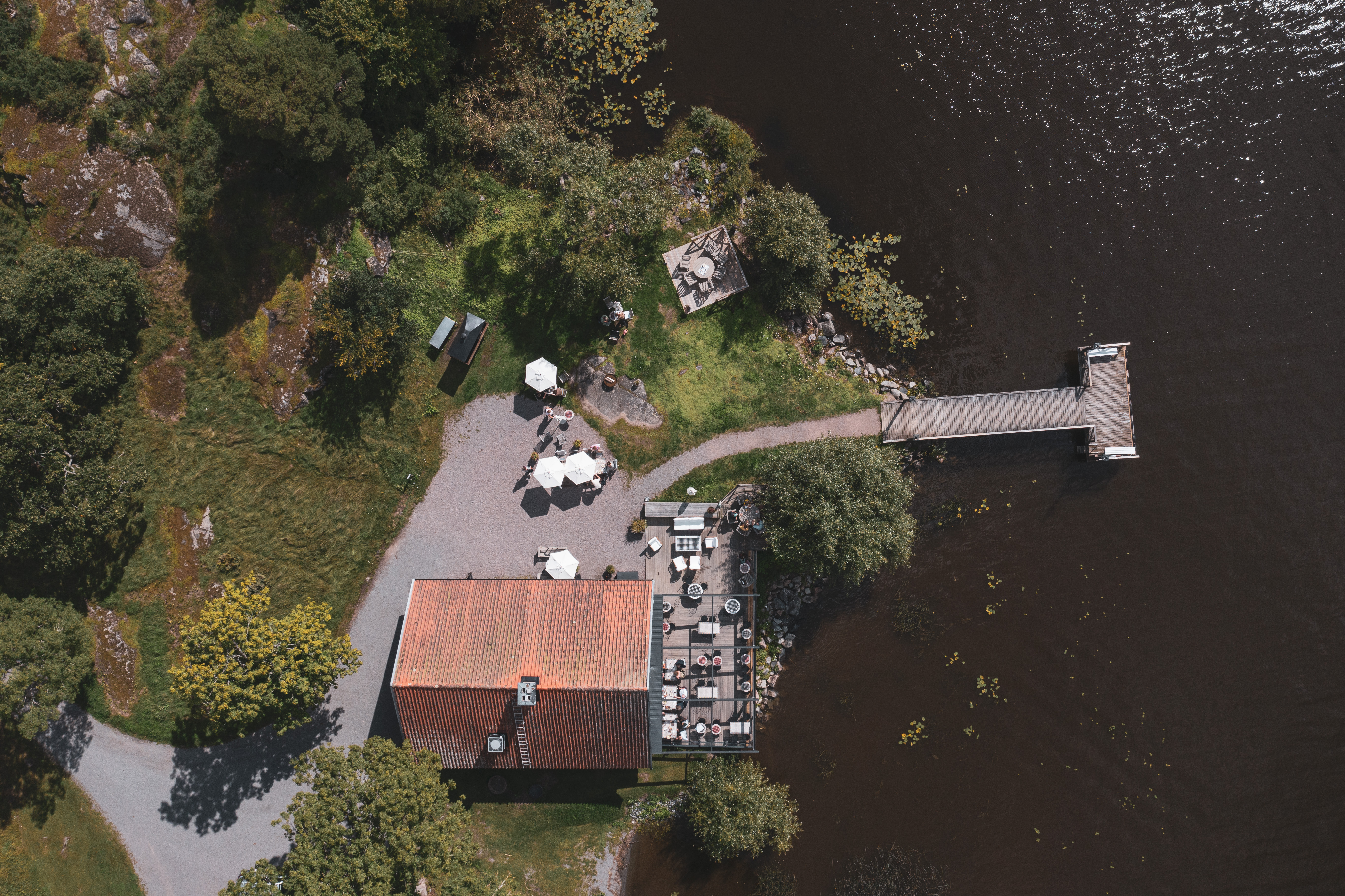 Brygghus och festlokal nära vattnet vid Mälaren