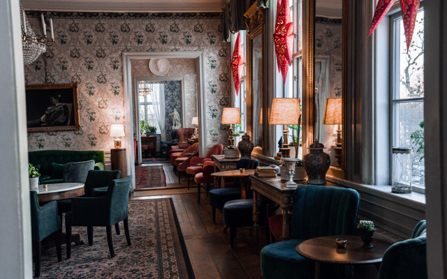 Adventsstjärnor i herrgårdens fönster