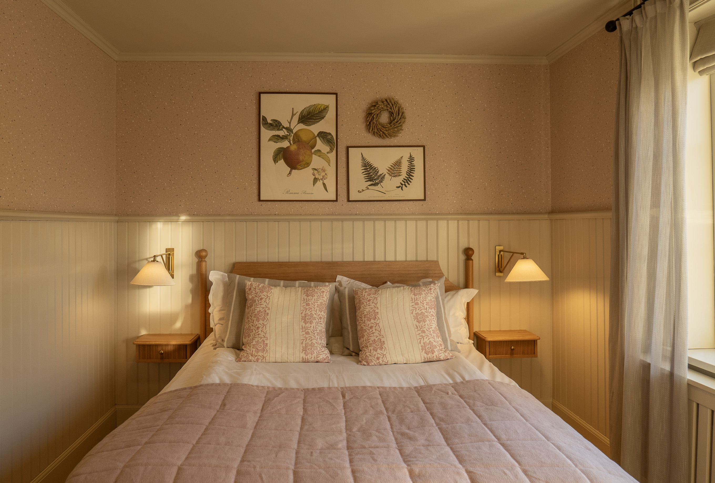 Vackert hotellrum i ljusa rosa färger