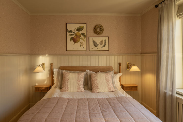 Vackert hotellrum i ljusa rosa färger