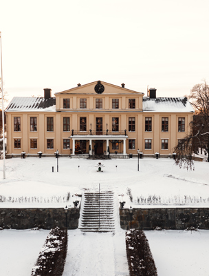 Herrgården på vintern med snö