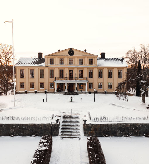 Herrgården på vintern med snö