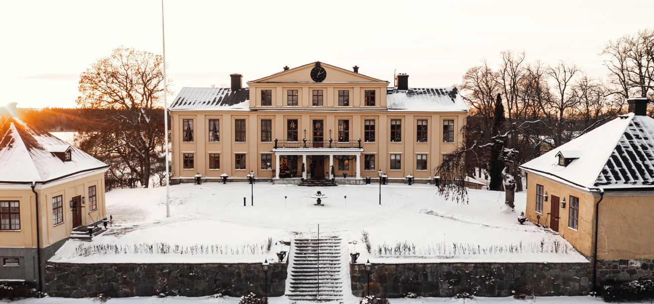 Herrgården på vintern med snö