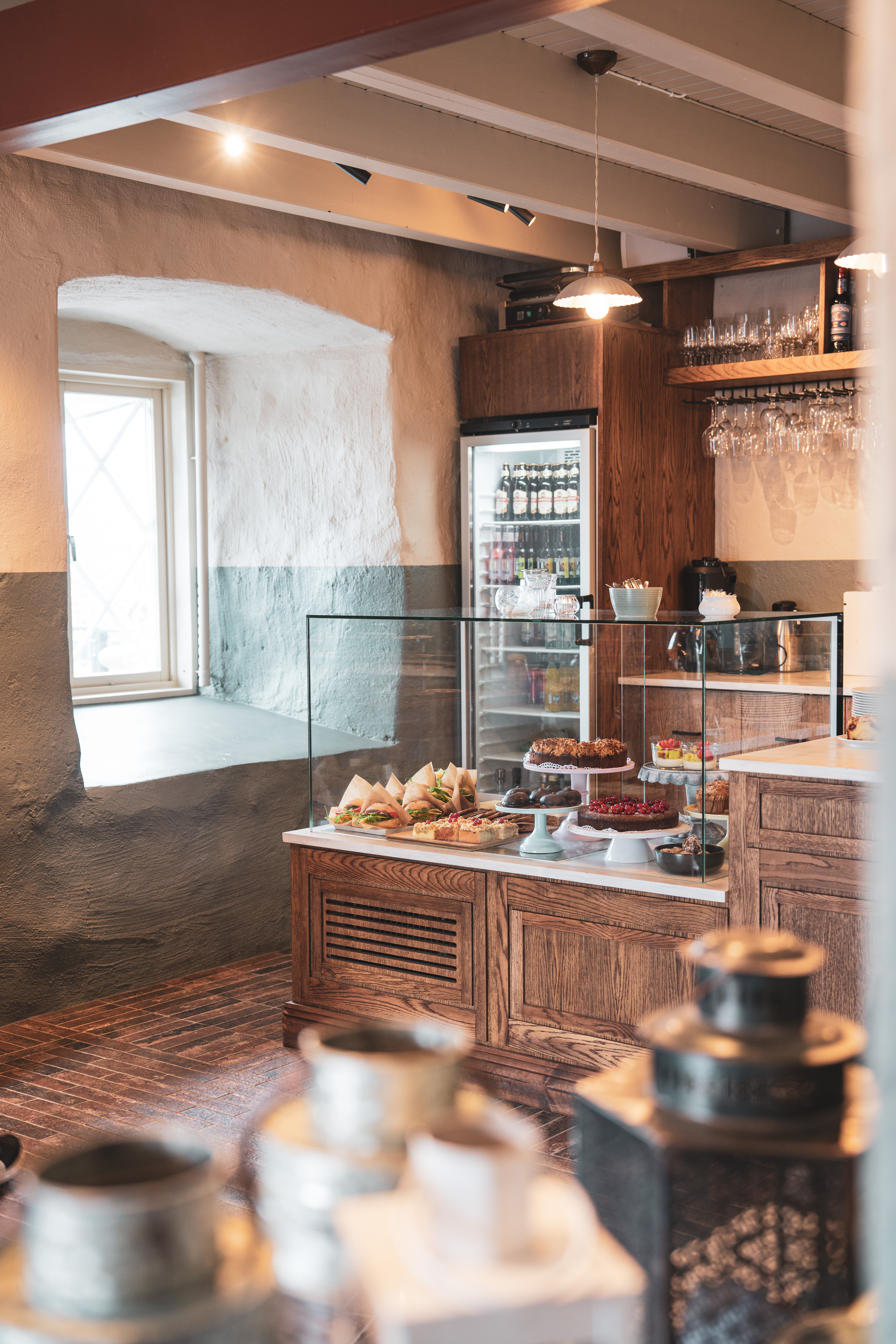 Fika och smörgåsar i herrgårdens sjöcafé