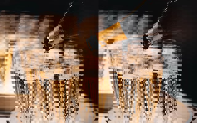 Champagne serveras i glas